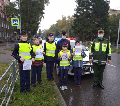 22 сентября "Всемирный день без автомобиля". Учащиеся 5 "Е" класса полиции совместно с инспектором ГИБДД и инспектором ВАИ вручали информационные листовки водителям на улицах города.